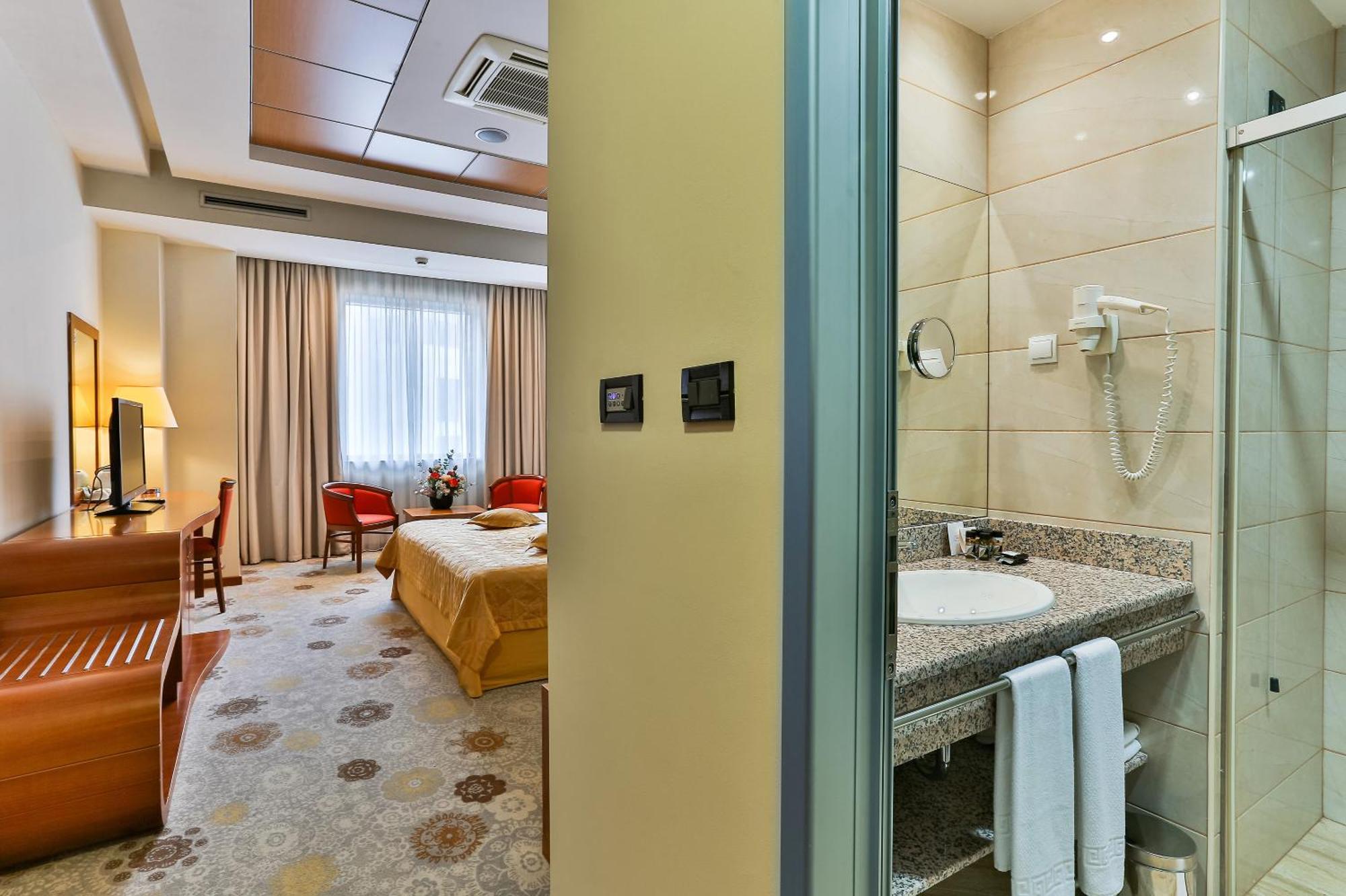 Kings Park Hotel بودغوريتْسا المظهر الخارجي الصورة