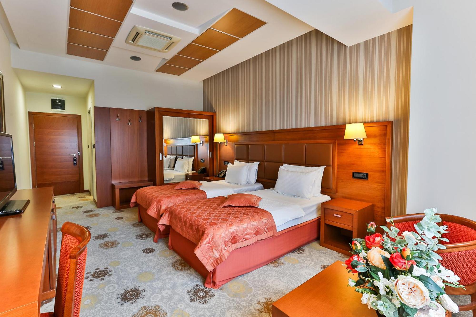 Kings Park Hotel بودغوريتْسا المظهر الخارجي الصورة